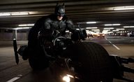 The Flash: První fotky Batmana na motorce | Fandíme filmu