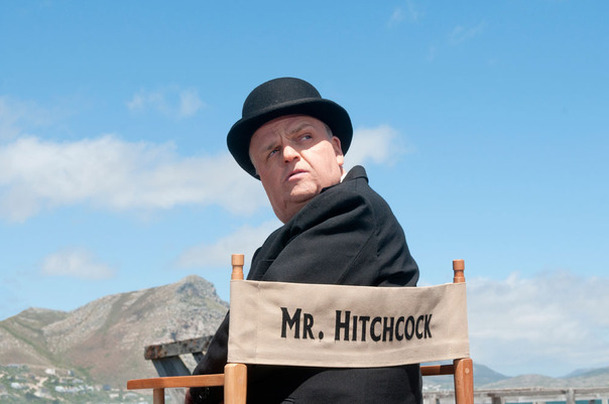 The Girl - Toby Jones jako Alfred Hitchcock v traileru | Fandíme filmu