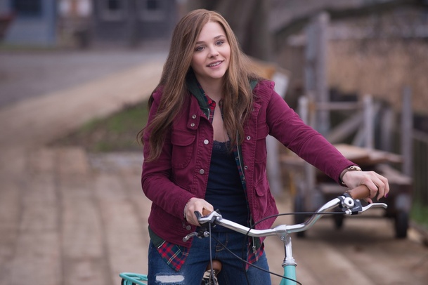 Zůstaň se mnou: Chloë Moretz neví, zda žít či zemřít | Fandíme filmu