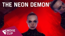 The Neon Demon - Movie Clip (What's it Feel Like) | Fandíme filmu