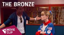 The Bronze - Movie Clip (Secret Handshak) | Fandíme filmu